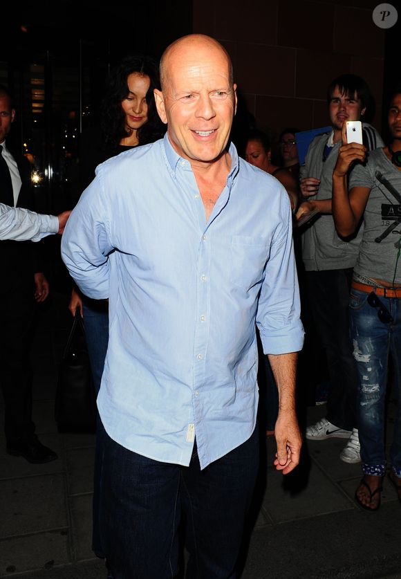 Bruce Willis a la sortie d'un restaurant avec sa femme Emma Heming a Londres, le 21 juillet 2013. FLYNET UK / BESTIMAGE