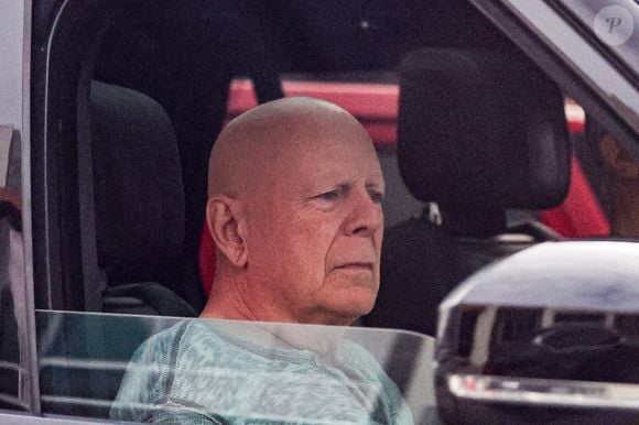 EXCLUSIF Los Angeles, CA L'acteur emblématique Bruce Willis a été vu en train de se promener en voiture dans Santa Monica, accompagné de ses gardiens.



Photo : Bruce Willis