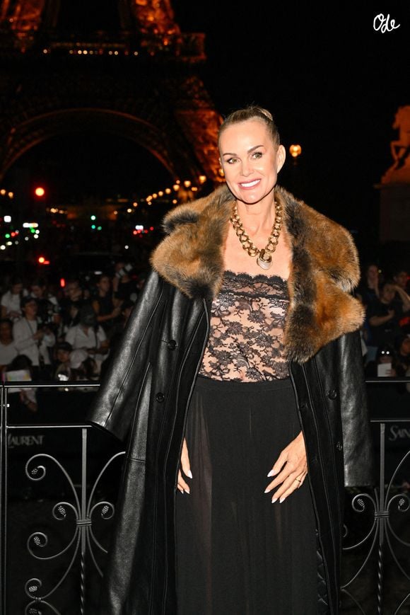 Laeticia Hallyday à la sortie du défilé Saint Laurent lors de la Fashion Week de Paris, à Paris, en France, le 29 septembre 2026. Photo de Julien Reynaud/APS-Medias/ABACAPRESS.COM