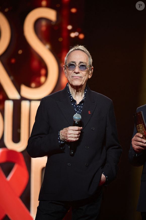 Il y a maintenant dix ans, le chanteur a appris qu’il était atteint d’un cancer des os. 

Exclusif - Alain Chamfort lors de l’enregistrement de l’émission “Les stars s’unissent pour le Sidaction” au théâtre Marigny à Paris, France, le 11 mars 2025. L’émission sera diffusée en prime le 22 mars sur France 2. © Guirec-Moreau/ Bestimage