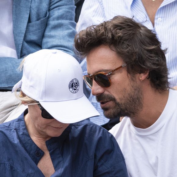 Anne-Élisabeth Lemoine et Bertrand Chameroy en tribunes lors des Internationaux de France de Tennis de Roland Garros 2025, à Paris, France, le 7 juin 2025. © Cyril Moreau/Bestimage