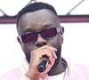 À 40 ans, le chanteur a pris cette décision après avoir suivi les recommandations des médecins.

Show de de Gims lors du 105ème Prix d’Amérique à l'Hippodrome de Vincennes le 25 janvier 2026. Alors que les organisateurs avaient misé gros sur ce concert du chanteur pour attirer un nouveau public à Vincennes, celui-ci a été interrompu à plusieurs reprises avant d’être écourté, provoquant la grogne des spectateurs. D’abord très enthousiaste, le public a commencé à chanter les tubes de l’ancien membre de Sexion d’Assaut jusqu’à ce que le concert rencontre un premier souci technique. L’artiste le plus écouté de l’année 2025 a tout de même tenté de continuer son show, lançant un de ses titres a cappella, en chœur avec le public. Puis une deuxième, et une troisième coupure de son ont mis fin à la représentation.
Tout en s’excusant auprès des 37 000 spectateurs présents, Gims a écourté sa prestation et pris la direction des écuries pour signer quelques autographes, et rencontrer l’entourage de Frank Gio, l’un des concurrents du Prix d’Amérique, avant de rapidement s’éclipser. © Lionel Urman/Bestimage