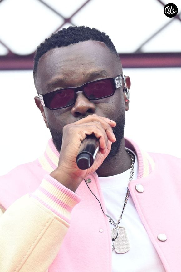 À 40 ans, le chanteur a pris cette décision après avoir suivi les recommandations des médecins.

Show de de Gims lors du 105ème Prix d’Amérique à l'Hippodrome de Vincennes le 25 janvier 2026. Alors que les organisateurs avaient misé gros sur ce concert du chanteur pour attirer un nouveau public à Vincennes, celui-ci a été interrompu à plusieurs reprises avant d’être écourté, provoquant la grogne des spectateurs. D’abord très enthousiaste, le public a commencé à chanter les tubes de l’ancien membre de Sexion d’Assaut jusqu’à ce que le concert rencontre un premier souci technique. L’artiste le plus écouté de l’année 2025 a tout de même tenté de continuer son show, lançant un de ses titres a cappella, en chœur avec le public. Puis une deuxième, et une troisième coupure de son ont mis fin à la représentation.
Tout en s’excusant auprès des 37 000 spectateurs présents, Gims a écourté sa prestation et pris la direction des écuries pour signer quelques autographes, et rencontrer l’entourage de Frank Gio, l’un des concurrents du Prix d’Amérique, avant de rapidement s’éclipser. © Lionel Urman/Bestimage