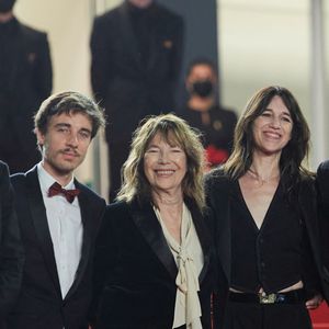 Maxime Delauney, Mathieu Ageron, Jane Birkin (habillée en Céline) et sa fille Charlotte Gainsbourg, Romain Rousseau - Montée des marches du film «Jane par Charlotte» lors du 74ème Festival International du Film de Cannes. Le 7 juillet 2021
© Borde-Jacovides-Moreau / Bestimage