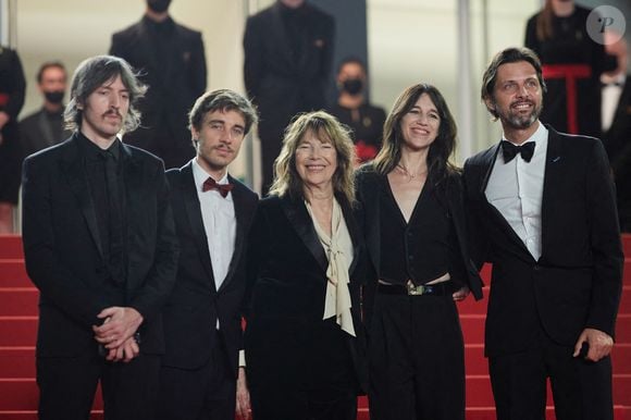 Maxime Delauney, Mathieu Ageron, Jane Birkin (habillée en Céline) et sa fille Charlotte Gainsbourg, Romain Rousseau - Montée des marches du film «Jane par Charlotte» lors du 74ème Festival International du Film de Cannes. Le 7 juillet 2021
© Borde-Jacovides-Moreau / Bestimage