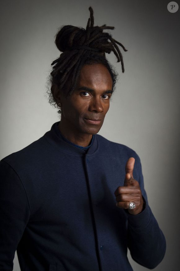 Dans les années 90, on découvre que les deux artistes ne chantent pas et que les voix sont enregistrées

Fab Morvan, ex-membre du groupe Milli Vanilli, à l'hôtel Vincci à Madrid, à l'occasion de la sortie du documentaire "Girl you know it's true" à partir du 27 mars. Le 21 mars 2024. Europa Press / Bestimage