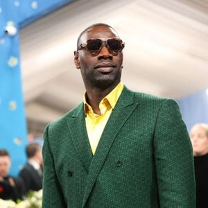 Une carrière qu'il débute aux Etats-Unis. 

Omar Sy (montre Jaeger-LeCoultre) lors de la soirée du "MET Gala 2025" au Metropolitan Museum of Art à New York City, NY, Etats-Unis, le 5 mai 2025. © BFA.com/Backgrid USA/Bestimage