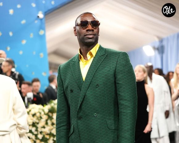 Une carrière qu'il débute aux Etats-Unis. 

Omar Sy (montre Jaeger-LeCoultre) lors de la soirée du "MET Gala 2025" au Metropolitan Museum of Art à New York City, NY, Etats-Unis, le 5 mai 2025. © BFA.com/Backgrid USA/Bestimage