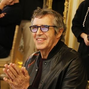 Julien Clerc a été interrogé par Laurent Baffi.

Julien Clerc lors de la nomination de Stéphane Bern comme Pape du Patrimoine lors de la Saint Clément au restaurant Alain Ducasse Baccarat, à Paris, France, le 20 novembre 2025. © Denis Guignebourg/Bestimage