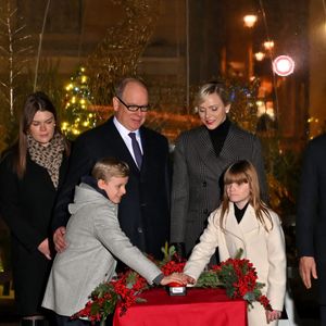 Le prince Albert II de Monaco et la princesse Charlène, avec leurs enfants, les jumeaux princiers, Jacques et Gabriella, donnent le coup d'envoi des illuminations de Noël sur la Place du Palais de Monaco, le 30 novembre 2024.

Photo : Bruno Bebert/Pool Monaco/Bestimage