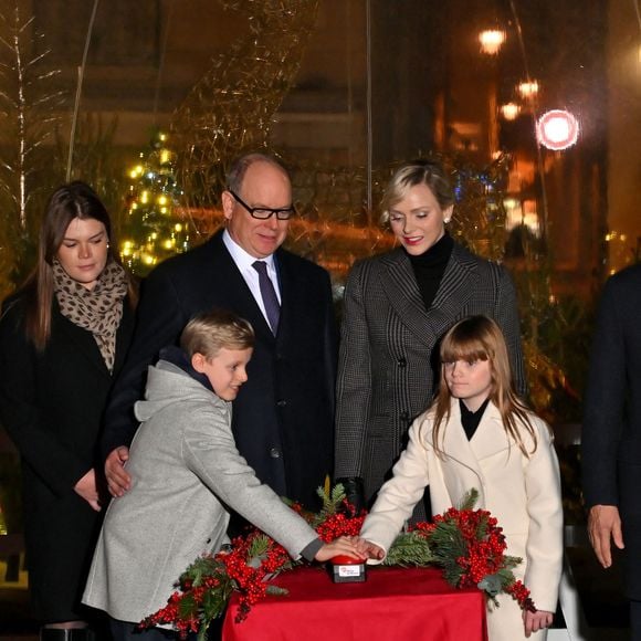 Le prince Albert II de Monaco et la princesse Charlène, avec leurs enfants, les jumeaux princiers, Jacques et Gabriella, donnent le coup d'envoi des illuminations de Noël sur la Place du Palais de Monaco, le 30 novembre 2024.

Photo : Bruno Bebert/Pool Monaco/Bestimage