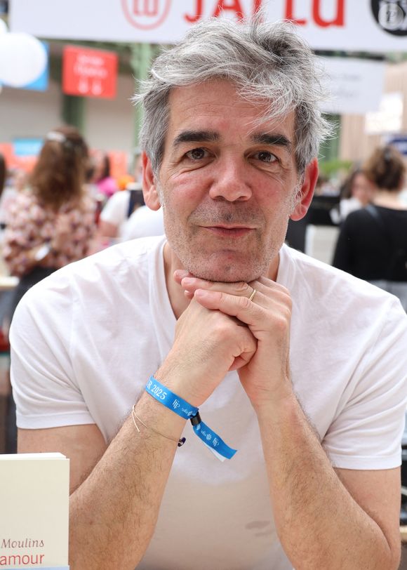 Qu'à cela ne tienne, Xavier de Moulins ne peut qu'être fier de ce que la vie et Anaïs Bouton lui ont apporté : "J'ai la chance d’avoir rencontré ces trois femmes exceptionnelles que sont mes trois filles. Donc ça, c’est une grande réussite".

Xavier de Moulins - Festival du Livre de Paris 2025 au Grand Palais à Paris le 12 Avril 2025.

© Denis Guignebourg / Bestimage