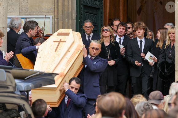 "Je ne pensais pas que ça serait si dur, même s'il n'y a aucune injustice de partir à 88 ans. J'ai ce sentiment de ne pas avoir suffisamment profité de mon papa", avait-elle regretté. 

Roschdy Zem et sa compagne Sarah Poniatowski (Lavoine), Pierre Rambaldi, Roman Lavoine, sa cousine Tess Rambaldi (fille de Marie Poniatowski et petite-fille du défunt), Marie Rambaldi (Poniatowski) - Sorties des obsèques du prince Jean-Stanislas Poniatowski en l'Eglise polonaise à Paris, France, le 29 avril 2024. © Jacovides-Moreau/Bestimage