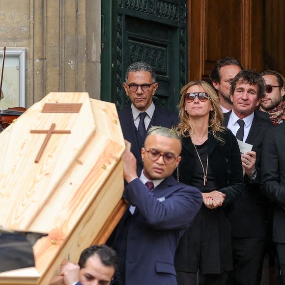 "Je ne pensais pas que ça serait si dur, même s'il n'y a aucune injustice de partir à 88 ans. J'ai ce sentiment de ne pas avoir suffisamment profité de mon papa", avait-elle regretté. 

Roschdy Zem et sa compagne Sarah Poniatowski (Lavoine), Pierre Rambaldi, Roman Lavoine, sa cousine Tess Rambaldi (fille de Marie Poniatowski et petite-fille du défunt), Marie Rambaldi (Poniatowski) - Sorties des obsèques du prince Jean-Stanislas Poniatowski en l'Eglise polonaise à Paris, France, le 29 avril 2024. © Jacovides-Moreau/Bestimage