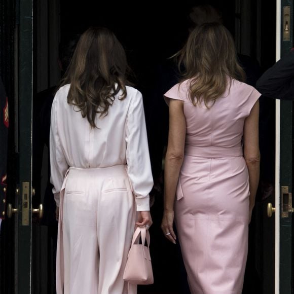 Ce n'est pas la première fois que les deux femmes passent un moment ensemble.

La première dame Melania Trump et la reine Rania Al Abdullah de Jordanie entrent dans la Maison Blanche alors que la reine et le roi Abdullah II bin Al-Hussein de Jordanie arrivent à la Maison Blanche pour une réunion à Washington, DC, États-Unis, le 25 juin 2018. © Dietsch Kevin/UPI/ABACA