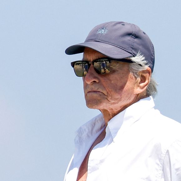 L'acteur et producteur américain Michael Douglas, 80 ans, arrive au club 55 sur la plage de Pampelonne à Saint-Tropez (Ramatuelle), Côte d'Azur, France, le 16 juillet 2025. © Bestimage