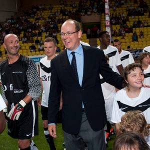 Le prince Albert II de Monaco et Fabien Barthez lors d'un match de football caritatif au profit de l'association caritative de l'ancien footballeur français Pascal Olmeta, « Un sourire, un espoir pour la vie », au stade Louis II de Monaco, le 2 août 2011. Photo de Marco Piovanotto/ABACAPRESS.COM