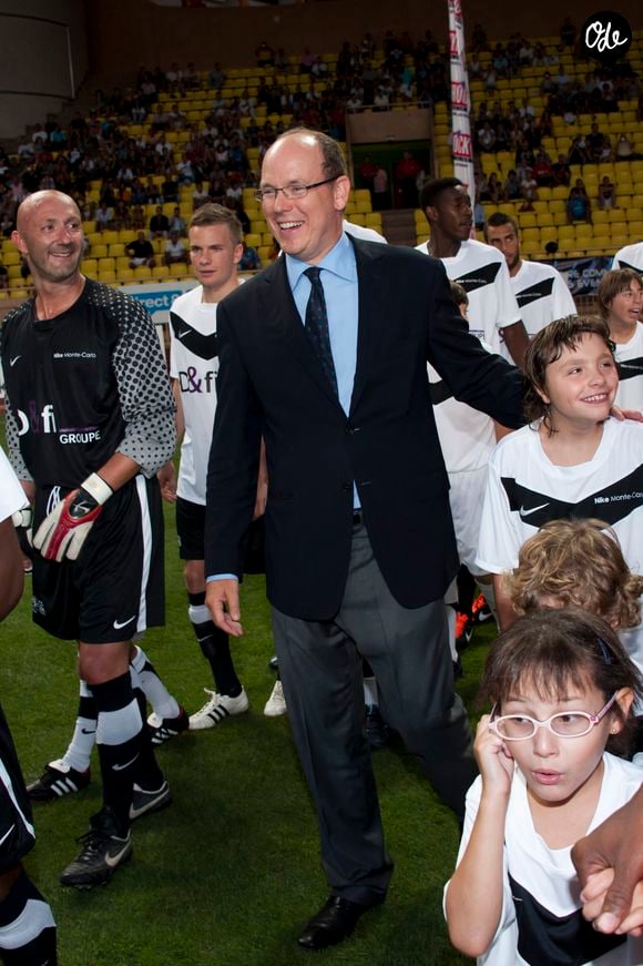 Le prince Albert II de Monaco et Fabien Barthez lors d'un match de football caritatif au profit de l'association caritative de l'ancien footballeur français Pascal Olmeta, « Un sourire, un espoir pour la vie », au stade Louis II de Monaco, le 2 août 2011. Photo de Marco Piovanotto/ABACAPRESS.COM