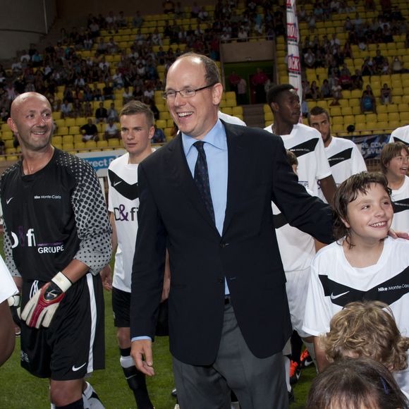 Le prince Albert II de Monaco et Fabien Barthez lors d'un match de football caritatif au profit de l'association caritative de l'ancien footballeur français Pascal Olmeta, « Un sourire, un espoir pour la vie », au stade Louis II de Monaco, le 2 août 2011. Photo de Marco Piovanotto/ABACAPRESS.COM