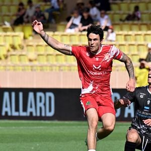 Baptiste Giabiconi lors du match de football caritatif au stade Louis II de Monaco opposant les Barbagiuans aux pilotes de l'équipe Nazionale Piloti dans le cadre de la "Racing Stars Football Cup" le 3 juin 2026.
Depuis 35 ans, des pilotes automobiles participent chaque année à un match de football caritatif organisé à Monaco. Ce " match des pilotes " a accueilli tous les plus grands de la Formule 1, y compris Michael Schumacher. En 2025, une nouvelle mouture a vu le jour, la Racing Stars Football Cup, sous la houlette de Louis Ducruet, le fils de la princesse Stéphanie. Ce 3 juin 2026, avait lieu la deuxième édition de l'événement caritatif, organisé au profit de deux associations.
Les fonds récoltés lors de l'événement seront reversés à deux associations. La première est " Mercy Ships ", qui déploie des navires-hôpitaux afin d'offrir des soins chirurgicaux gratuits en Afrique. La seconde association est " Les Soins de l'espoir ", qui est engagée auprès d'enfants et d'adultes défavorisés en Asie du Sud-Est, notamment au Vietnam.
Les Barbagiuans ont remporté le match 6 - 2

© Bruno Bebert / Bestimage