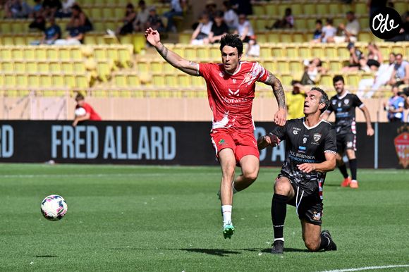 Baptiste Giabiconi lors du match de football caritatif au stade Louis II de Monaco opposant les Barbagiuans aux pilotes de l'équipe Nazionale Piloti dans le cadre de la "Racing Stars Football Cup" le 3 juin 2026.
Depuis 35 ans, des pilotes automobiles participent chaque année à un match de football caritatif organisé à Monaco. Ce " match des pilotes " a accueilli tous les plus grands de la Formule 1, y compris Michael Schumacher. En 2025, une nouvelle mouture a vu le jour, la Racing Stars Football Cup, sous la houlette de Louis Ducruet, le fils de la princesse Stéphanie. Ce 3 juin 2026, avait lieu la deuxième édition de l'événement caritatif, organisé au profit de deux associations.
Les fonds récoltés lors de l'événement seront reversés à deux associations. La première est " Mercy Ships ", qui déploie des navires-hôpitaux afin d'offrir des soins chirurgicaux gratuits en Afrique. La seconde association est " Les Soins de l'espoir ", qui est engagée auprès d'enfants et d'adultes défavorisés en Asie du Sud-Est, notamment au Vietnam.
Les Barbagiuans ont remporté le match 6 - 2

© Bruno Bebert / Bestimage