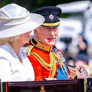 Le roi Charles III d'Angleterre et Camilla Parker Bowles, reine consort d'Angleterre, - Les membres de la famille royale britannique arrivent à Buckingham Palace pour la cérémonie Trooping the Colour à Londres, le 14 juin 2025. Affecté par le crash du Boeing 787 Dreamliner à Ahmedabad du 12 juin, le souverain et les officiels porteront un brassard noir en hommage aux plus de 270 victimes. Bon nombre d'elles étaient des ressortissants britanniques.
© Backgrid / Bestimage