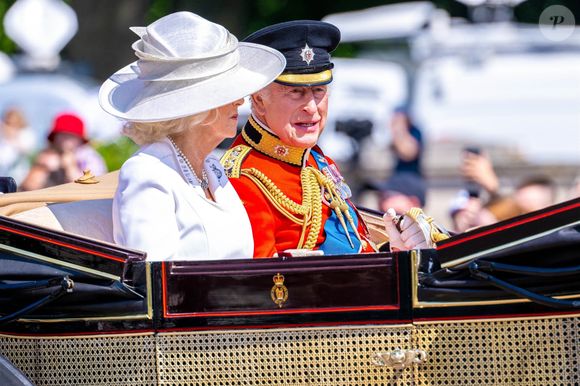 Le roi Charles III d'Angleterre et Camilla Parker Bowles, reine consort d'Angleterre, - Les membres de la famille royale britannique arrivent à Buckingham Palace pour la cérémonie Trooping the Colour à Londres, le 14 juin 2025. Affecté par le crash du Boeing 787 Dreamliner à Ahmedabad du 12 juin, le souverain et les officiels porteront un brassard noir en hommage aux plus de 270 victimes. Bon nombre d'elles étaient des ressortissants britanniques.
© Backgrid / Bestimage