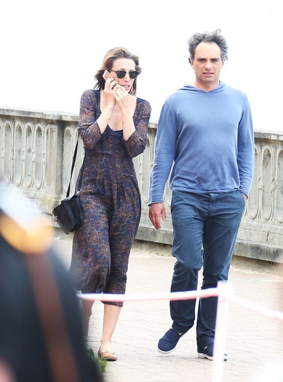 Laura Smet et son compagnon Raphaël se promènent et se détendent sur la plage pendant le Festival du film romantique de Cabourg, le 14 juin 2014. Agence / Bestimage