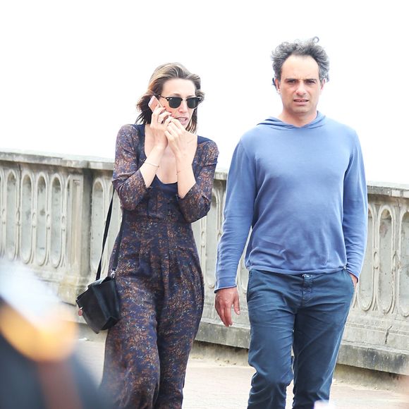 Laura Smet et son compagnon Raphaël se promènent et se détendent sur la plage pendant le Festival du film romantique de Cabourg, le 14 juin 2014. Agence / Bestimage