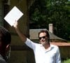 Anthony Delon découvrant les hommages devant les grilles de la propriété de Douchy, quelques heures avant les obsèques de leur père, A.Delon, le 24 août 2024
©Agence / Bestimage