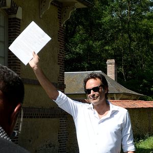 Anthony Delon découvrant les hommages devant les grilles de la propriété de Douchy, quelques heures avant les obsèques de leur père, A.Delon, le 24 août 2024
©Agence / Bestimage