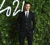 Le tatouage de Roméo peut être interprété comme un rappel discret mais fort de l’importance des liens familiaux. 

Romeo Beckham au photocall de la soirée des "British Fashion Awards 2021" à Londres, le 29 novembre 2021. SGP / BESTIMAGE