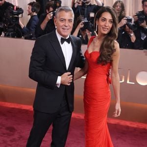 Après les attaques de Donald Trump au sujet de l'obtention de sa nationalité française, George Clooney n'a pas hésité à répondre.

Les célébrités du cinéma et de la télévision sont arrivées au Beverly Hilton pour la 83ème édition des Golden Globe Awards à Beverly Hills.