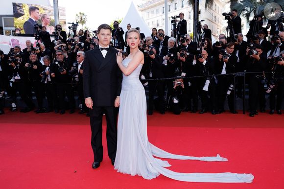 Dans la foulée, celle qui avait dans un premier temps rencontré quelques difficultés avec sa robe qui traînait un peu trop au sol a été filmée en train de faire demi-tour pour aller chercher son mari

Colin Jost et sa femme Scarlett Johansson - Montée des marches du film « Vie privée » lors du 78ème Festival International du Film de Cannes, au Palais des Festivals à Cannes. Le 20 mai 2025
© Jacovides-Moreau / Bestimage