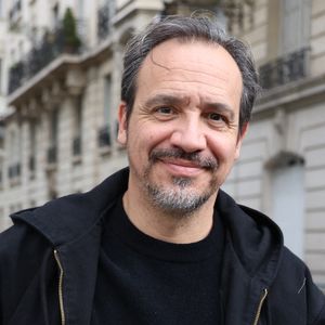 L'acteur, scénariste et réalisateur ne compte pas se laisser faire.

Alexandre Astier à la sortie des studios de RTL à Neuilly-sur-Seine, le 16 octobre 2025. 
© Agence / Bestimage