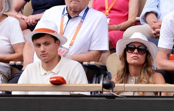 Louis Bielle-Biarrey et sa compagne Chiara dans les tribunes lors des Internationaux de France de Tennis de Roland Garros 2025. Paris, le 1er Juin 2025. © Dominique Jacovides/Bestimage