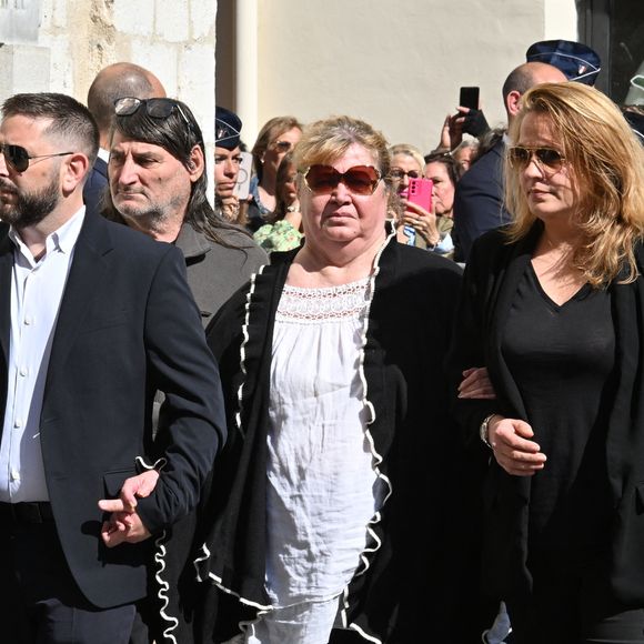 Des proches et personnalités ont assisté aux obsèques de Loana à Nice.

Violette Petrucciani (mère de Loana), Delphine, une amie proche de Loana - Obsèques de Loana Petrucciani en la cathédrale Sainte-Réparate à Nice. L'ancienne star de téléréalité a été retrouvée morte dans son appartement niçois par les autorités. © Bruno Bebert/Bestimage