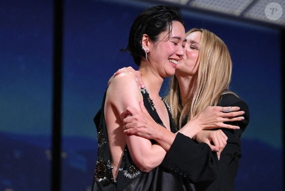 L'actrice japonaise Tao Okamoto et l'actrice belge Virginie Efira célèbrent après avoir remporté ex-aequo le Prix d'interprétation féminine pour le film "Soudain" lors de la cérémonie de clôture de la 79e édition du Festival de Cannes à Cannes, France, le 23 mai 2026. Photo par Eliot Blondet/Abaca