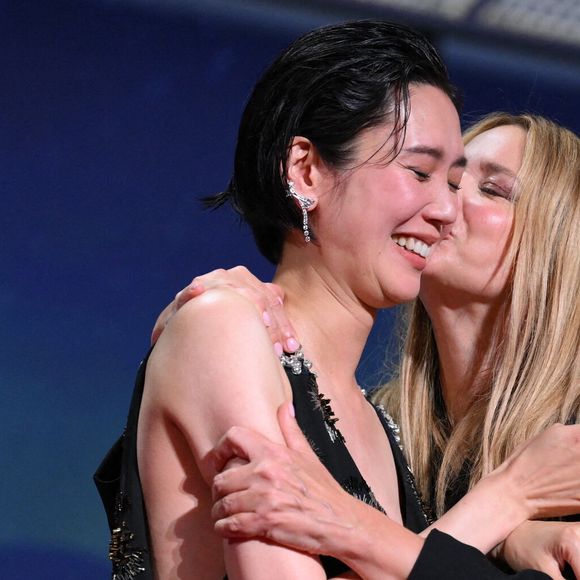 L'actrice japonaise Tao Okamoto et l'actrice belge Virginie Efira célèbrent après avoir remporté ex-aequo le Prix d'interprétation féminine pour le film "Soudain" lors de la cérémonie de clôture de la 79e édition du Festival de Cannes à Cannes, France, le 23 mai 2026. Photo par Eliot Blondet/Abaca