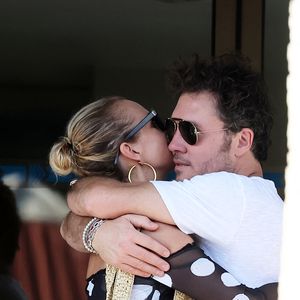 L'heureux élu se prénomme Frédéric Suant, il est homme d'affaires et père d'un enfant 

Exclusif - Laeticia Hallyday accompagnée de son compagnon Frédéric Suant et de sa fille Joy sont aller acceuillir Jade à l'aéroport de Saint-Barthélemy-Rémy-de-Haenen où tout le monde se retrouve pour le 50ème anniversaire de Laeticia, à Saint-Jean, Saint-Barthélémy, Antilles françaises, France, le 15 mars 2025. DOMINIQUE JACOVIDES / BESTIMAGE