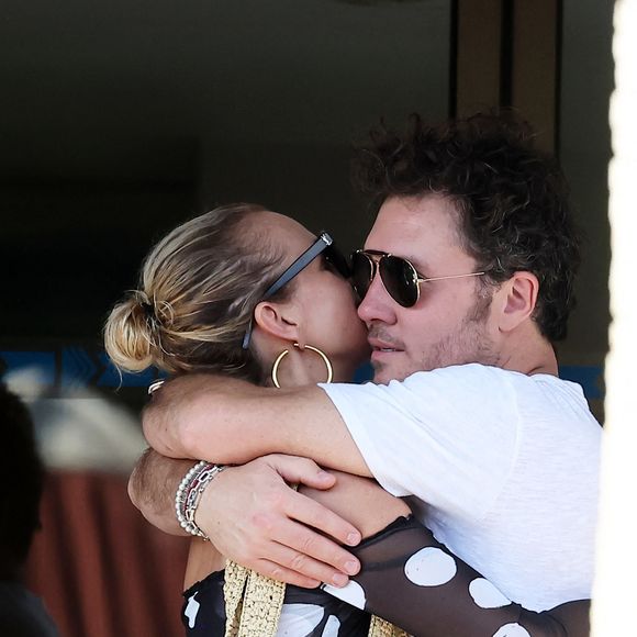 L'heureux élu se prénomme Frédéric Suant, il est homme d'affaires et père d'un enfant 

Exclusif - Laeticia Hallyday accompagnée de son compagnon Frédéric Suant et de sa fille Joy sont aller acceuillir Jade à l'aéroport de Saint-Barthélemy-Rémy-de-Haenen où tout le monde se retrouve pour le 50ème anniversaire de Laeticia, à Saint-Jean, Saint-Barthélémy, Antilles françaises, France, le 15 mars 2025. DOMINIQUE JACOVIDES / BESTIMAGE