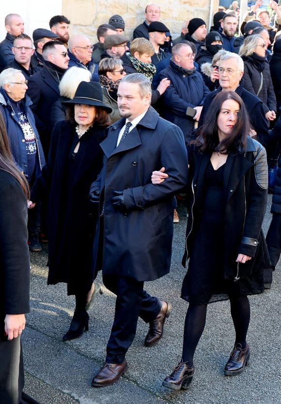 Des images fortes pour le clan Le Pen, 

Jany Le Pen - Arrivées des membres de la famille Le Pen aux obsèques de Jean-Marie Le Pen en l'église Saint-Joseph à la Trinité-sur-Mer  le 11 juillet 2025. © Dominique Jacovides / Guillaume Collet / Bestimage
