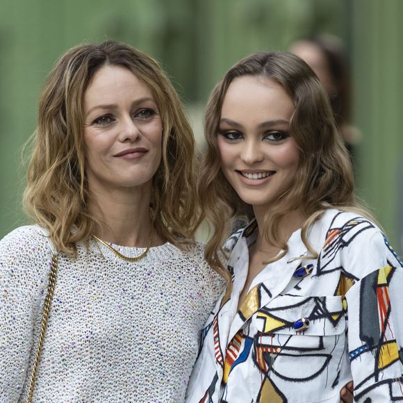 Vanessa Paradis et sa fille Lily-Rose Depp - Les célébrités au photocall du défilé "Chanel Cruise Collection 2020" au Grand Palais. Paris, le 3 mai 2019.
© Olivier Borde/Bestimage