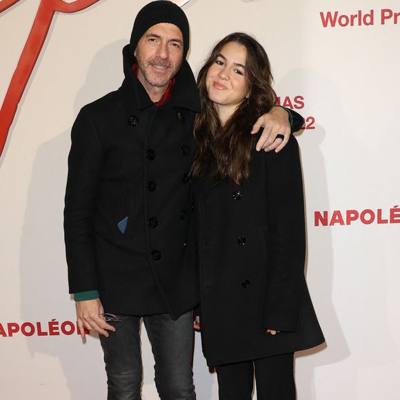 "J'aime sa voix. Et j'aimais l'idée de chanter à deux, à la manière de Frank Sinatra avec sa fille Nina", avait déclaré le musicien dans un entretien accordé à "Télé 7 Jours"

Calogero avec sa fille Nina - Avant-première mondiale du film "Napoléon" à la Salle Pleyel à Paris le 14 novembre 2023. © Coadic Guirec / Bestimage
