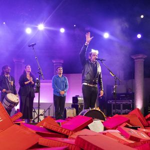 Exclusif - M (Matthieu Chedid) accompagné de sa soeur Anna et de son frère Joseph en concert inédit et unique, en acoustique au Théâtre de Verdure lors de l'ouverture de la 41ème édition du Festival de Ramatuelle le 1er aout 2025. © Cyril Bruneau / Festival de Ramatuelle / Bestimage