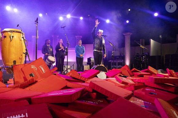 Exclusif - M (Matthieu Chedid) accompagné de sa soeur Anna et de son frère Joseph en concert inédit et unique, en acoustique au Théâtre de Verdure lors de l'ouverture de la 41ème édition du Festival de Ramatuelle le 1er aout 2025. © Cyril Bruneau / Festival de Ramatuelle / Bestimage