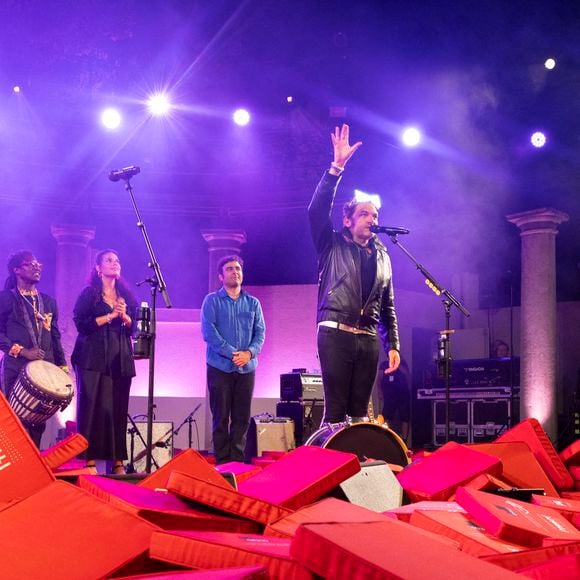 Exclusif - M (Matthieu Chedid) accompagné de sa soeur Anna et de son frère Joseph en concert inédit et unique, en acoustique au Théâtre de Verdure lors de l'ouverture de la 41ème édition du Festival de Ramatuelle le 1er aout 2025. © Cyril Bruneau / Festival de Ramatuelle / Bestimage