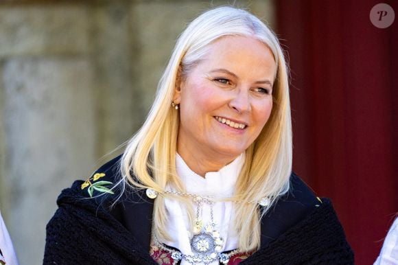 Lors des célébrations de la Fête nationale norvégienne, le 17 mai 2025, la princesse héritière Mette-Marit et la princesse Ingrid Alexandra salueront le public depuis le balcon du Palais royal d'Oslo. Cet événement marque un moment important des festivités annuelles du pays. © Backgrid USA / Bestimage