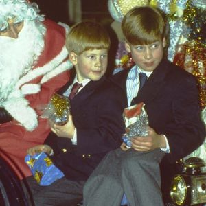 Les fils de Lady Diana pourront-ils être à nouveau réunis comme au bon vieux temps ?

Le prince William et le prince Harry rencontrent le Père Noël au Horse Show à Olympia, Londres, le 17 décembre 1990. Photo by UPPA/Photoshot Photo/Avalon/ABACAPRESS.COM