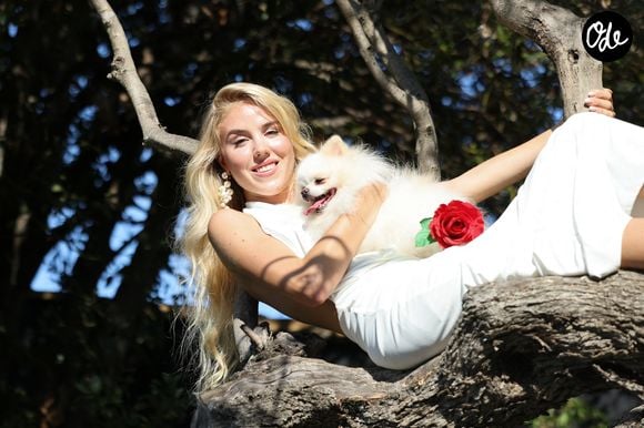 Elle confie aimer y mener une vie simple, entre le potager, les animaux, le poulailler, l'équitation et la peinture.

Exclusif - La princesse Maria Carolina de Bourbon des Deux-Siciles lors d'un rendez-vous photo au Chateau de Saint-Tropez. Les princesses vont soutenir la première édition de l'événement de l'association Rokethon. 

© Claudia Albuquerque / Bestimage